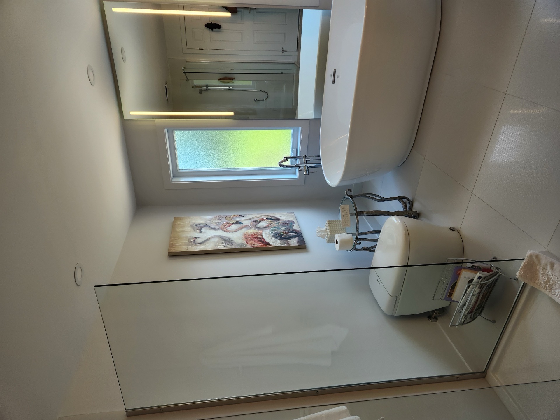Salle de bain rénovée par Les Installations DB, bain autoportant et douche vitrée
