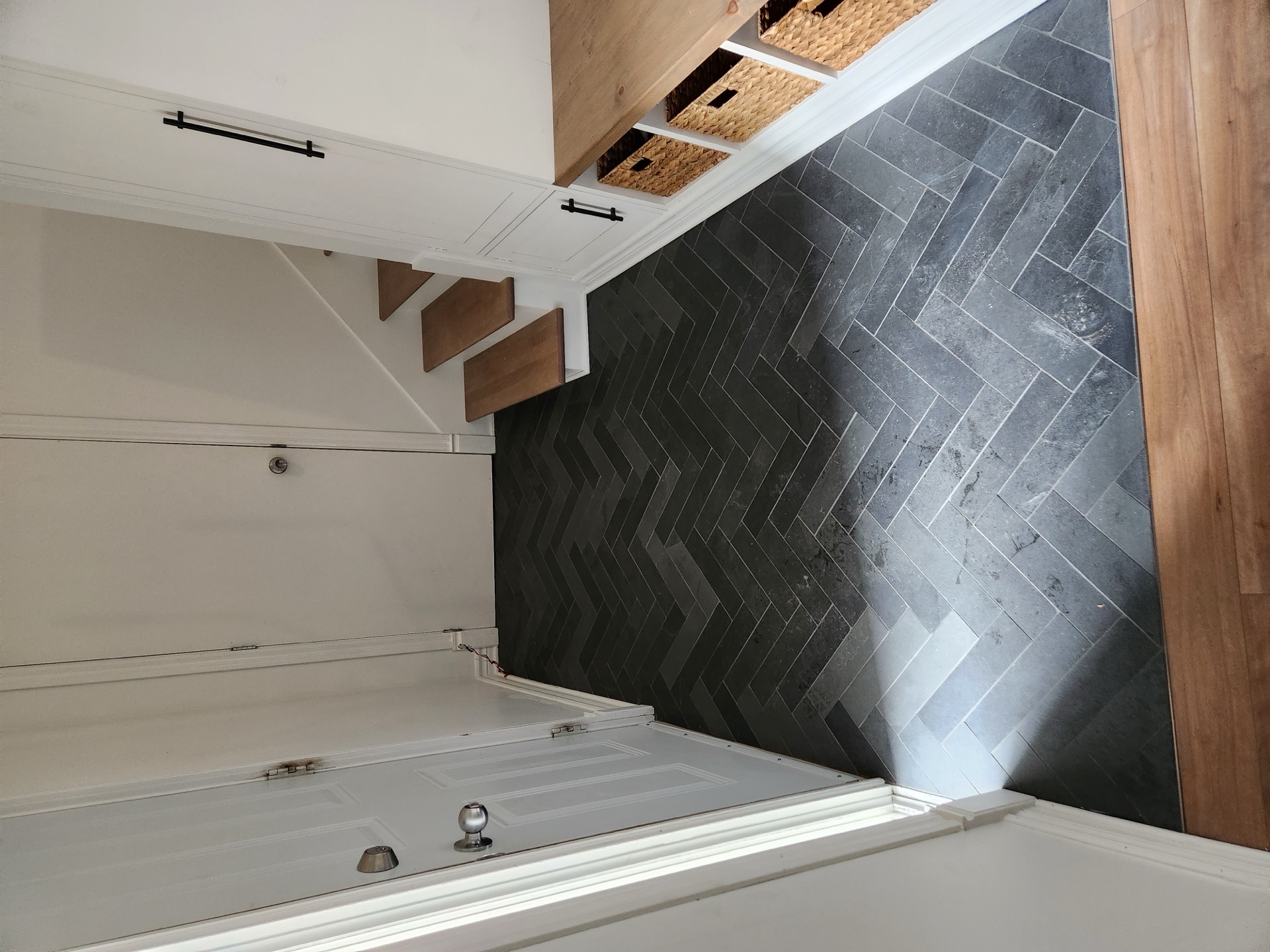 Plancher d'entrée en tuiles à motif chevron installé par Les Installations DB