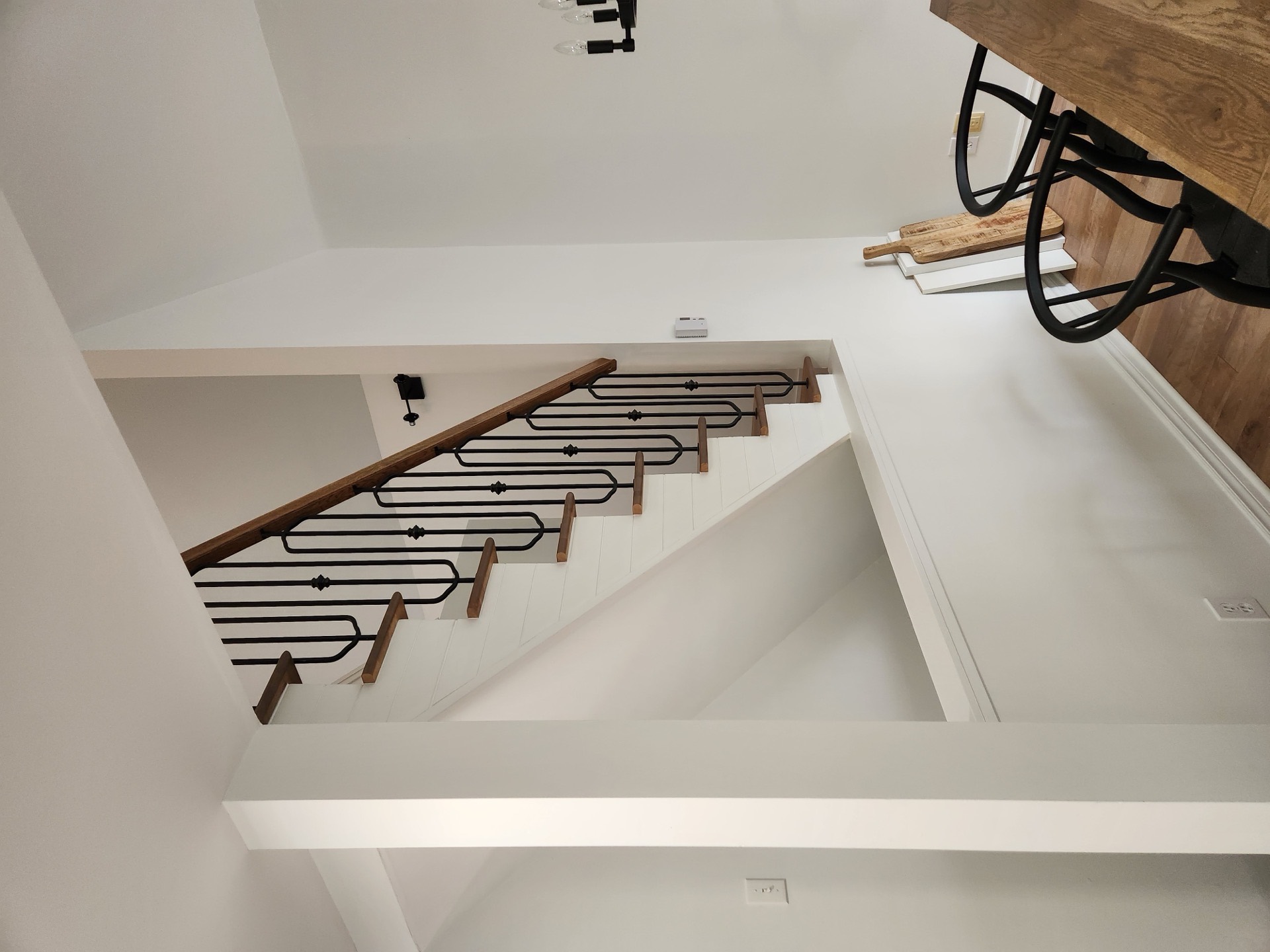 Escalier avec marches en bois et plancher de bois franc par Les Installations DB