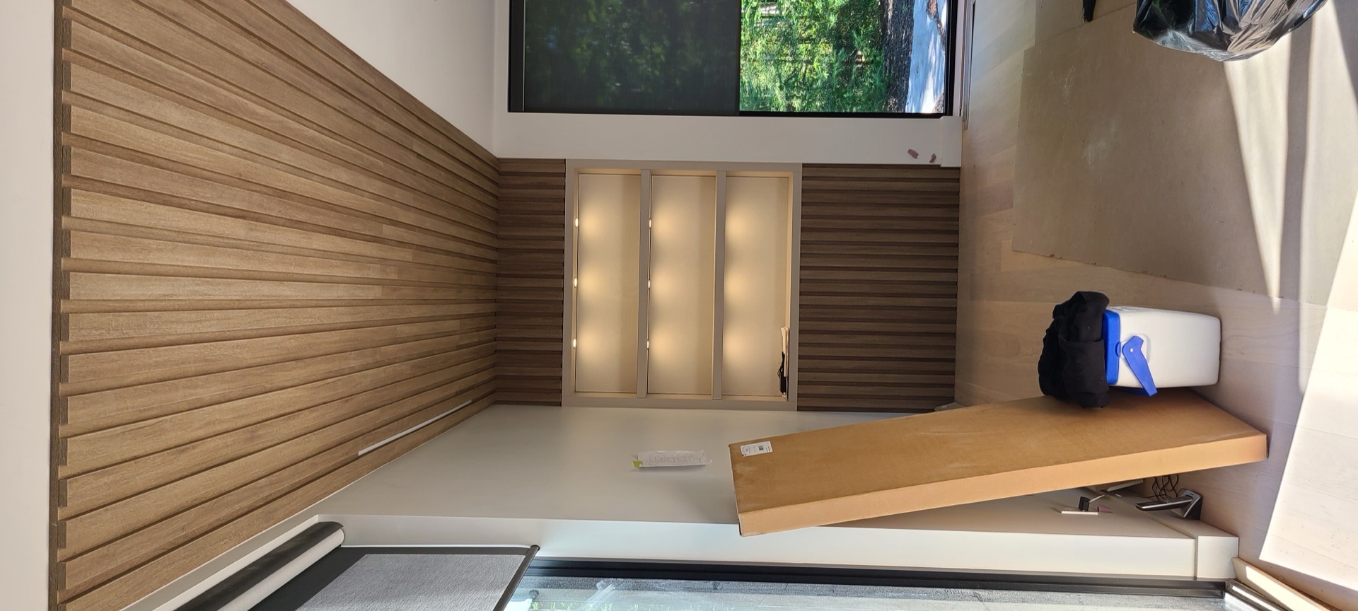 Plafond en lattes de bois et étagères intégrées avec éclairage par Les Installations DB