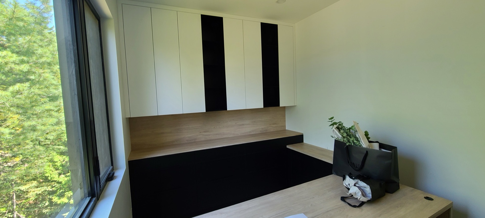 Armoires intégrées sur mesure noires et blanches par Les Installations DB