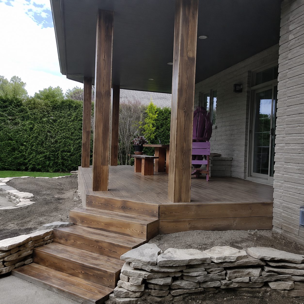 Porche extérieur en bois construit par Les Installations DB