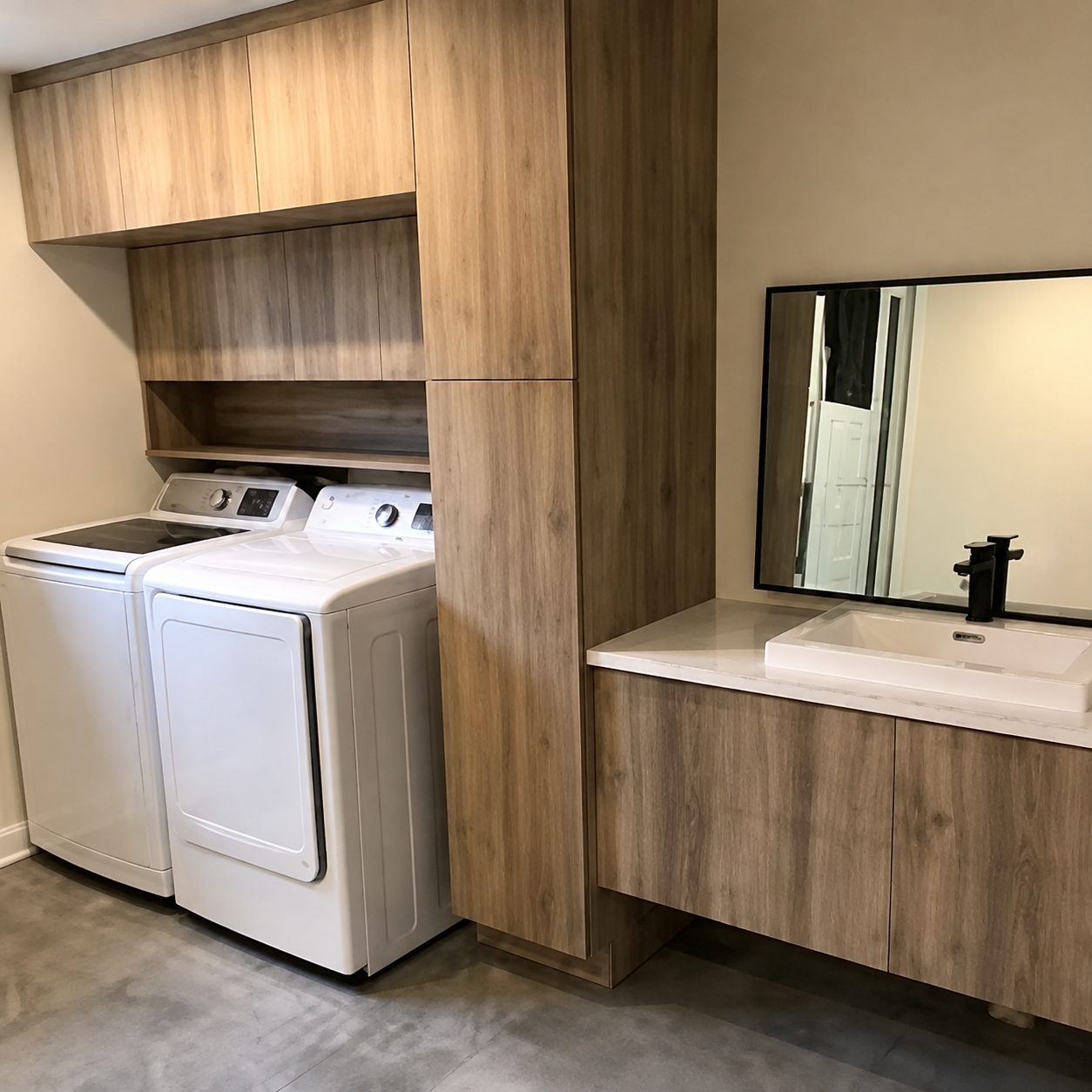 Salle de bain et buanderie rénovées par Les Installations DB, armoires bois